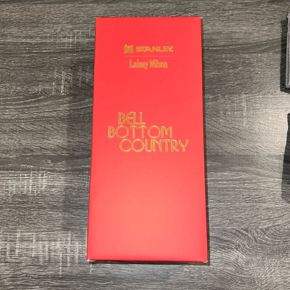 Lainey Wilson bell bottom country stanly quencher.
